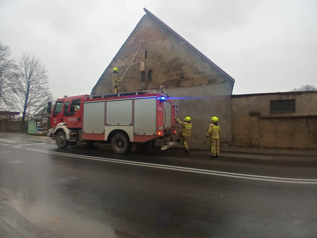 Uszkodzony tynk zagrażał przechodniom - OSP Swieriawa